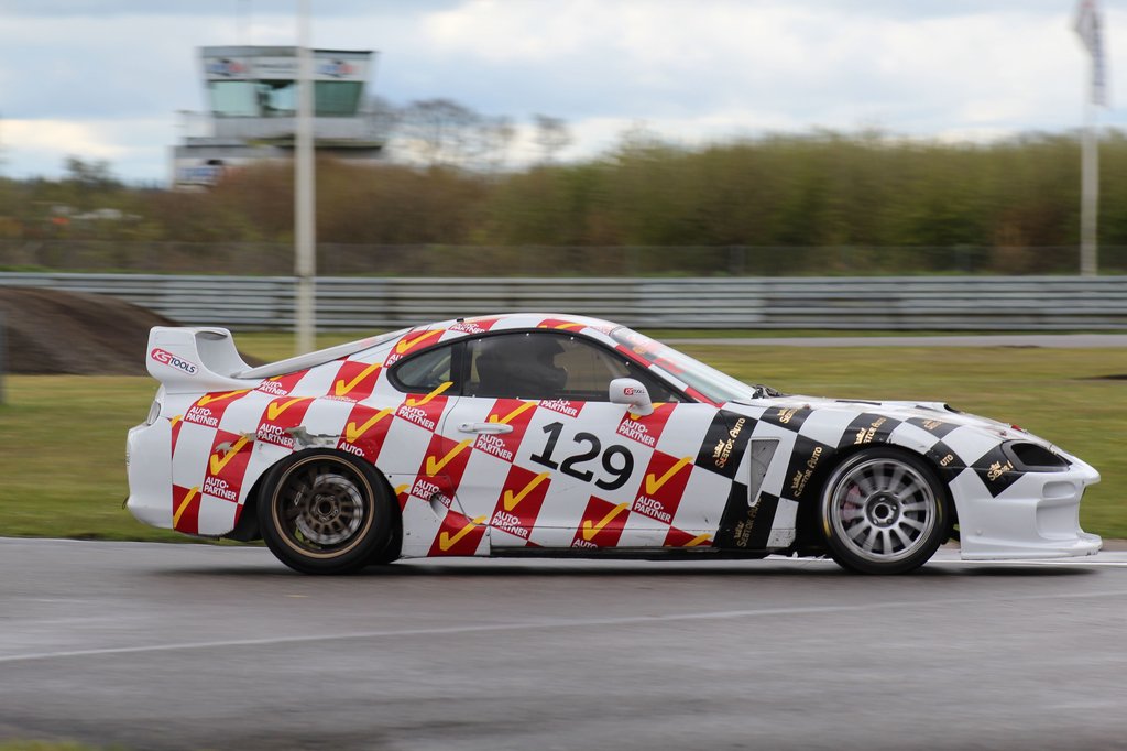 Sebastian Petersen i den harlekin bemalede Toyota Supra var ikke med helt foran denne weekend – men bilen har et dejligt, friskt design, som gør den nem at finde på banen
(Foto: JJ Media)